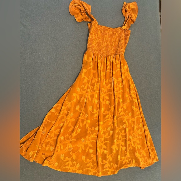 ❤️Lulu’s flutter sleeve smocked midi dress gold/rust - Picture 4 of 4